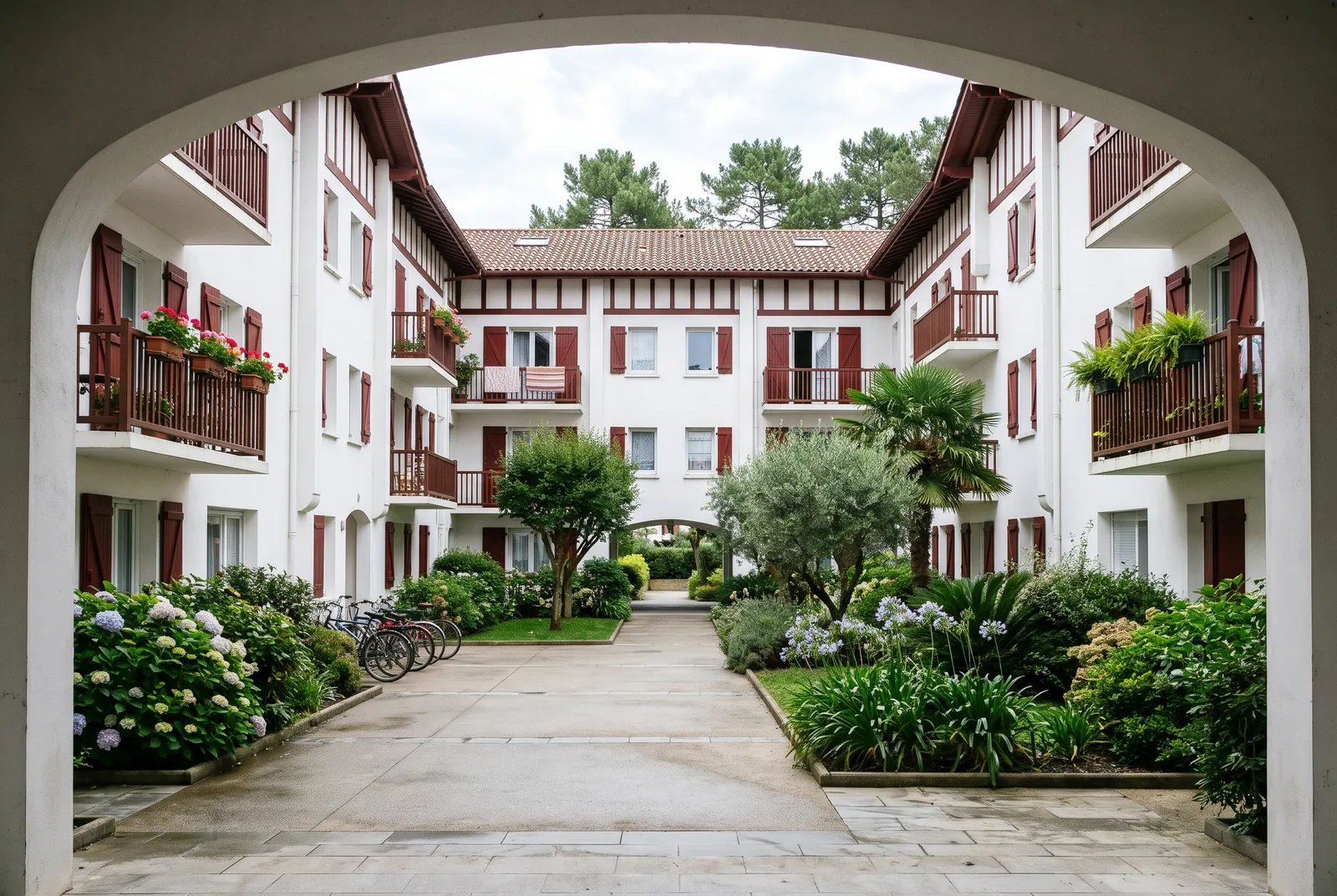 Cour intérieure d'un immeuble à Anglet